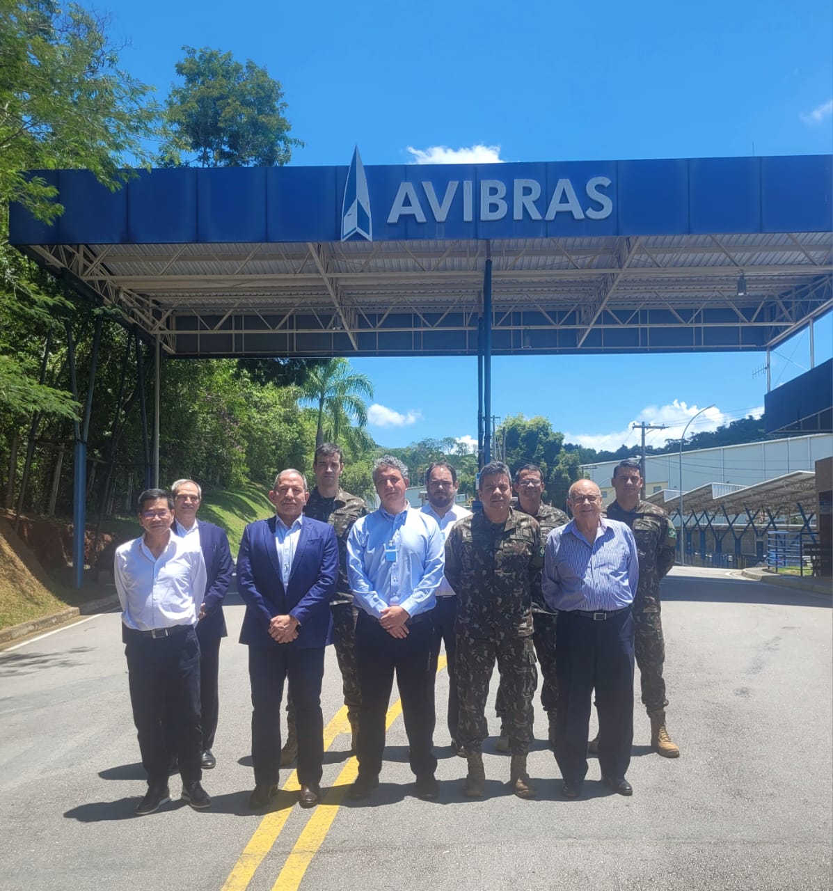 Exército Brasileiro e Avibras fortalecem cooperação  em projetos estratégicos